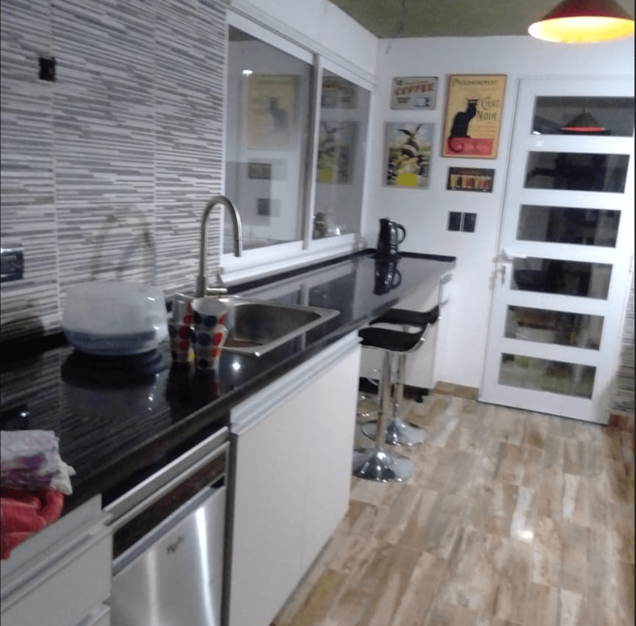 Cocina con barra desayunadora y mesada de granito negro