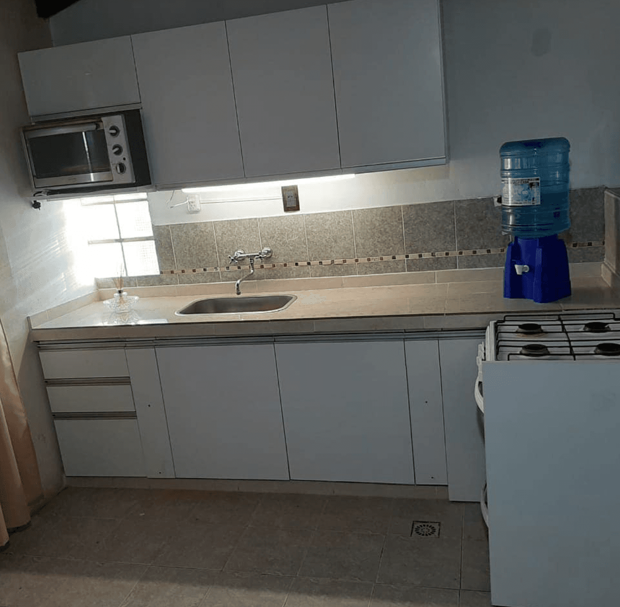 Cocina blanca con mesada de granito