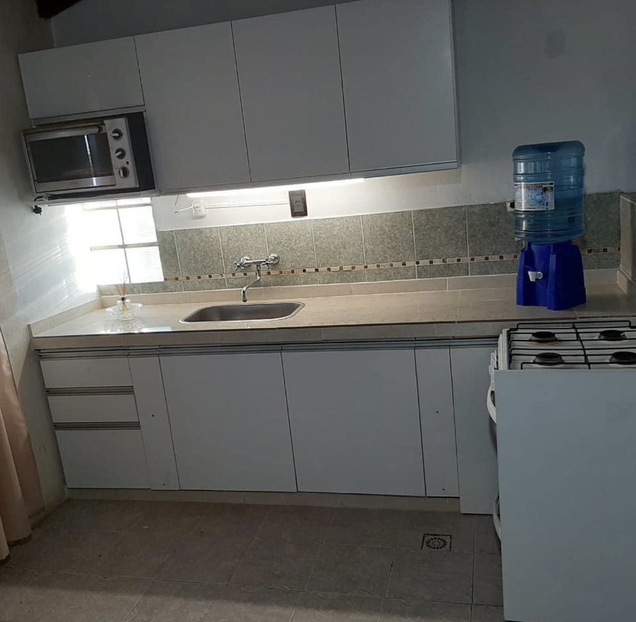 Cocina blanca con mesada de granito